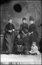 Retrato de Adelaide A. Pereira acompanhada de duas mulheres e duas crianças (corpo inteiro)