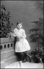 Retrato de uma menina, filha de Adelaide A. Pereira (corpo inteiro)