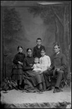 Retrato de José Gonçalves acompanhado de uma mulher e quatro crianças (corpo inteiro)