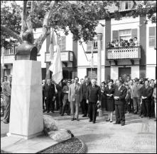Entidades oficiais e população durante a cerimónia de inauguração do busto do visconde da ribeira Brava, Freguesia e Concelho da Ribeira Brava