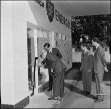 Edmund Leacock a abrir a porta do posto de abastecimento BP, entre a rua do Oudinot e a rua do Anadia, no dia da sua inauguração, Concelho do Funchal