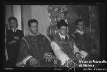 Novo padre e dois padres assistentes, sentados na igreja de Nossa Senhora da Graça, Freguesia do Estreito de Câmara de Lobos, Concelho de Câmara de Lobos