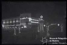 Iluminação da avenida do Mar (atual avenida do Mar e das Comunidades Madeirenses) e do palácio de São Lourenço na passagem de ano, Freguesia da Sé, Concelho do Funchal