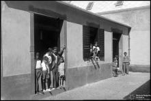 Crianças num edifício anexo à igreja Prebiteriana, ou escocesa, Freguesia de São Pedro (atual Freguesia da Sé), Concelho do Funchal