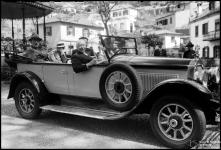 Retrato de quatro homens e uma mulher num automóvel, no largo da Fonte, Freguesia do Monte, Concelho do Funchal