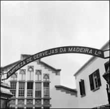 Letreiro na entrada da Empresa de Cervejas da Madeira, Freguesia de Santa Luzia, Concelho do Funchal