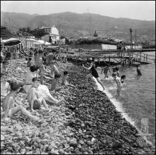Crianças na praia de São Lázaro, Freguesia da Sé, Concelho do Funchal