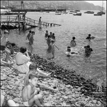 Crianças na praia de São Lázaro, Freguesia da Sé, Concelho do Funchal