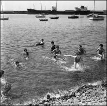 Crianças, na praia de São Lázaro, Freguesia da Sé, Concelho do Funchal