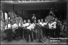 Grupo de músicos no pátio da Photographia Vicente, na rua da Carreira, Freguesia da Sé, Concelho do Funchal 