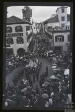 Cortejo Folclórico das Festas de Final do Ano passando pela rua do Bettencourt em direção à rua do Aljube, Freguesia da Sé, Concelho do Funchal 