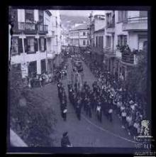 Cortejo de oferendas a favor do hospital da Santa Casa Misericórdia percorrendo a rua Câmara Pestana, Freguesia da Sé, Concelho do Funchal