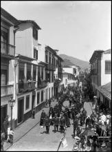 Bando do precatório em cortejo na rua do Conselheiro Vieira (atual rua da Carreira), Freguesia da Sé, Concelho do Funchal