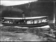 Barco a vapor "Santelmo" em serviço carreireiro no mar da ilha da Madeira