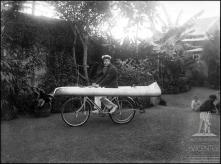 Bicicleta anfíbia montada por Fernando Figueiredo no jardim da Photographia Vicente, Freguesia da Sé, Concelho do Funchal