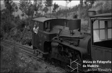 Maquinista no comboio da Companhia de Ferro do Monte, Freguesia do Monte, Concelho do Funchal