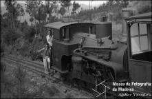 Maquinista com um homem no comboio da Companhia de Ferro do Monte, Freguesia do Monte, Concelho do Funchal