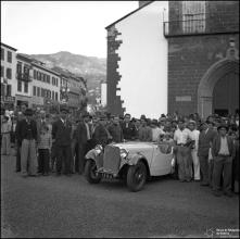 Automóvel de Álvaro Rodrigues, participante da prova automobilística organizada pelo Clube Sports Madeira, no largo da Sé (atual largo D. Manuel I), Freguesia da Sé, Concelho do Funchal