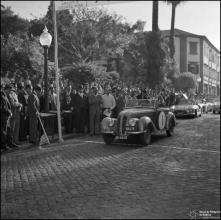Automóvel de competição Frazer-Nash, do piloto Ronald Garton, na linha de partida da 1ª Volta à Ilha da Madeira, na Avenida Arriaga, Freguesia da Sé, Concelho do Funchal