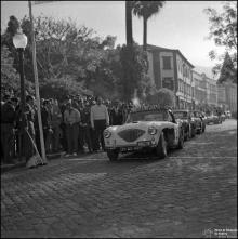 Automóvel de competição Austin Healy, do piloto José Beija e Sousa, na linha de partida da 1ª Volta à Ilha da Madeira, na Avenida Arriaga, Freguesia da Sé, Concelho do Funchal