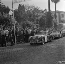 Automóvel de competição Triumph, do piloto Jorge Vale Féria, na linha de partida da 1ª Volta à Ilha da Madeira, na Avenida Arriaga, Freguesia da Sé, Concelho do Funchal