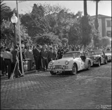 Automóvel de competição Triumph, do piloto Lesley Mc Elvride, na linha de partida da 1ª Volta à Ilha da Madeira, na Avenida Arriaga, Freguesia da Sé, Concelho do Funchal