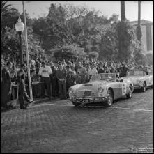 Automóvel de competição M. G. A. do piloto José B. Lampreia, na linha de partida da 1ª Volta à Ilha da Madeira, na Avenida Arriaga, Freguesia da Sé, Concelho do Funchal