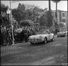 Automóvel de competição Alfa Romeo do piloto M. S. Gonzaga Ribeiro, na linha de partida da 1ª Volta à Ilha da Madeira, na Avenida Arriaga, Freguesia da Sé, Concelho do Funchal