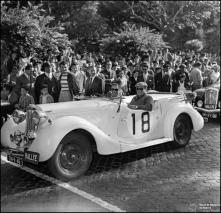Automóvel de competição Sumbean-T do piloto João G. Henriques, na linha de partida da 1ª Volta à Ilha da Madeira, na Avenida Arriaga, Freguesia da Sé, Concelho do Funchal