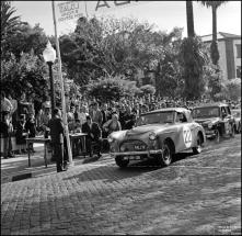 Automóvel de competição Austin do piloto Dr. Júlio Drummond, na linha de partida da 1ª Volta à Ilha da Madeira, na Avenida Arriaga, Freguesia da Sé, Concelho do Funchal
