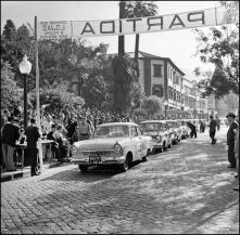 Automóveis de competição, na linha de partida da 1ª Volta à Ilha da Madeira, na Avenida Arriaga, Freguesia da Sé, Concelho do Funchal