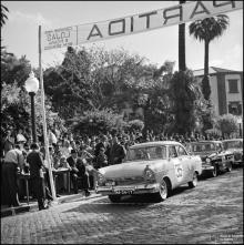 Automóvel de competição Taunus do piloto J. Santos Guerreiro, na linha de partida da 1ª Volta à Ilha da Madeira, na Avenida Arriaga, Freguesia da Sé, Concelho do Funchal