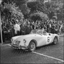 Automóvel de competição M.G.A do piloto José A. de Sousa, na linha de partida da 1ª Volta à Ilha da Madeira, na Avenida Arriaga, Freguesia da Sé, Concelho do Funchal