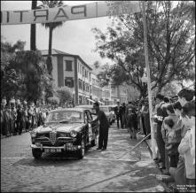 Automóvel de competição Alfa Romeo do piloto Fernando J. Tordo, na linha de partida da 1ª Volta à Ilha da Madeira, na Avenida Arriaga, Freguesia da Sé, Concelho do Funchal