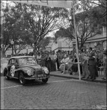 Automóvel de competição D.K.W. do piloto E. Andrade Ferreira, na linha de partida da 1ª Volta à Ilha da Madeira, na Avenida Arriaga, Freguesia da Sé, Concelho do Funchal