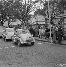 Automóvel de competição Isetta do piloto António Pereira, na linha de partida da 1ª Volta à Ilha da Madeira, na Avenida Arriaga, Freguesia da Sé, Concelho do Funchal