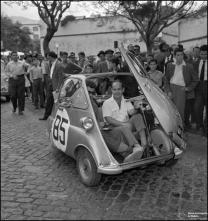 Automóvel de competição Isetta do piloto António Pereira, na linha de partida da 1ª Volta à Ilha da Madeira, na Avenida Arriaga, Freguesia da Sé, Concelho do Funchal