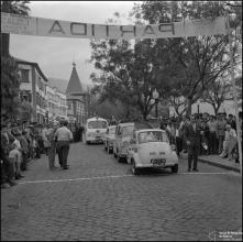 Automóvel de competição Isetta do piloto Eugénio Brachheusen, na linha de partida da 1ª Volta à Ilha da Madeira, na Avenida Arriaga, Freguesia da Sé, Concelho do Funchal