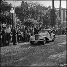 Automóvel de competição M.G. do piloto António D. Freitas, na linha de partida da 1ª Volta à Ilha da Madeira, na Avenida Arriaga, Freguesia da Sé, Concelho do Funchal