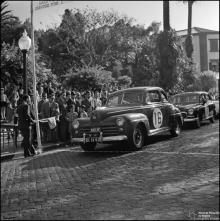 Automóvel de competição Ford do piloto Avelino Câmara, na linha de partida da 1ª Volta à Ilha da Madeira, na Avenida Arriaga, Freguesia da Sé, Concelho do Funchal