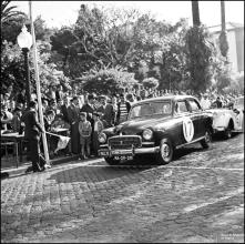 Automóvel de competição Fiat do piloto José Carvalho, na linha de partida da 1ª Volta à Ilha da Madeira, na Avenida Arriaga, Freguesia da Sé, Concelho do Funchal