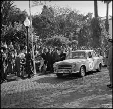 Automóvel de competição Peugeot do piloto Armando Silva, na linha de partida da 1ª Volta à Ilha da Madeira, na Avenida Arriaga, Freguesia da Sé, Concelho do Funchal