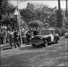 Automóvel de competição Hilman do piloto M. Luz Gonçalves, na linha de partida da 1ª Volta à Ilha da Madeira, na Avenida Arriaga, Freguesia da Sé, Concelho do Funchal