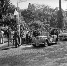 Automóvel de competição Singer do piloto John Garton, na linha de partida da 1ª Volta à Ilha da Madeira, na Avenida Arriaga, Freguesia da Sé, Concelho do Funchal