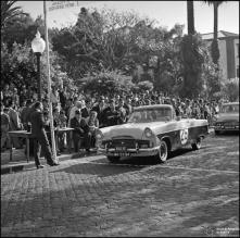 Automóvel de competição Ford do piloto Delgado Migueis, na linha de partida da 1ª Volta à Ilha da Madeira, na Avenida Arriaga, Freguesia da Sé, Concelho do Funchal
