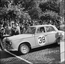 Automóvel de competição Peugeot do piloto Emílio S. Tavares, na linha de partida da 1ª Volta à Ilha da Madeira, na Avenida Arriaga, Freguesia da Sé, Concelho do Funchal