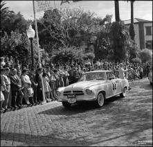 Automóvel de competição Borgward Isabella do piloto J. G. de Freitas, na linha de partida da 1ª Volta à Ilha da Madeira, na Avenida Arriaga, Freguesia da Sé, Concelho do Funchal