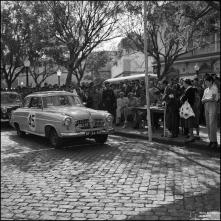Automóvel de competição Borgward Isabella do piloto Alberto M. Gomes, na linha de partida da 1ª Volta à Ilha da Madeira, na Avenida Arriaga, Freguesia da Sé, Concelho do Funchal
