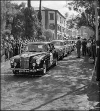 Automóvel de competição M. G. do piloto Ivo C. Fernandes, na linha de partida da 1ª Volta à Ilha da Madeira, na Avenida Arriaga, Freguesia da Sé, Concelho do Funchal