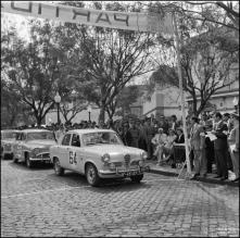 Automóvel de competição Alfa Romeo do piloto Batista dos Santos, na linha de partida da 1ª Volta à Ilha da Madeira, na Avenida Arriaga, Freguesia da Sé, Concelho do Funchal